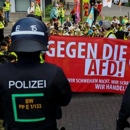 Polizisten bei einer Kundgebung gegen die AfD in Essen