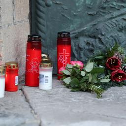 Kerzen und Blumen liegen vor der Johanneskirche in Magdeburg. Sie wurde nach dem Attentat am Freitagabend, als ein Autofahrer in eine Menschengruppe raste und fünf Menschen starben, zum offiziellen Trauerort. Auch Rheinland-Pfalz trauert mit den Opfern.  