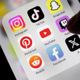 Symbolbild Social Media, Detailansicht eines Smartphones mit Apps für soziale Medien, Facebook, Twitter, Instagram, Tik Tok, Snapchat, Pinterest, YouTube, Twitch, Reddit, Deutschland, Europa