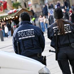 Ein Polizist und eine Polizistin stehen vor ihrem Einsatzwagen vor einem Weihnachtsmarkt. Nach dem tödlichen Anschlag auf dem Weihnachtsmarkt in Magdeburg wird bundesweit die Präsenz der Polizei auf Weihnachtsmärkten erhöht, auch in Rheinland-Pfalz.