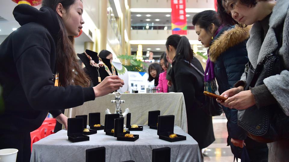 Frauen an einem Verkaufsstand in der "Yiwu International Trade City" in Yiwu, China