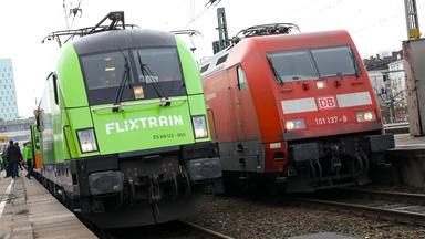 Ein Flixtrain und ein Zug der Deutschen Bahn.