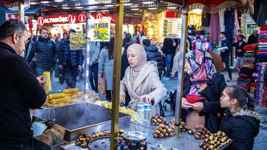 Menschen gehen auf dem historischen Mahmutpasa-Basar in Istanbul einkaufen