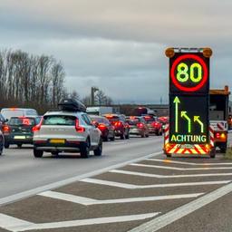 Nach einem Unfall auf der A5 bei Bruchsal wurden die Fahrzeuge vorübergehend über die linke Fahrbahn abgeleitet.