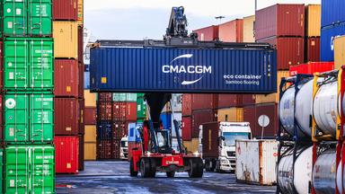 Ein Container wird im Binnenhafen Duisburg Ruhrort transportiert.