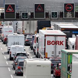 Stockender bis stauender Verkehr auf der Autobahn A7 in Hamburg in Richtung Süden. 