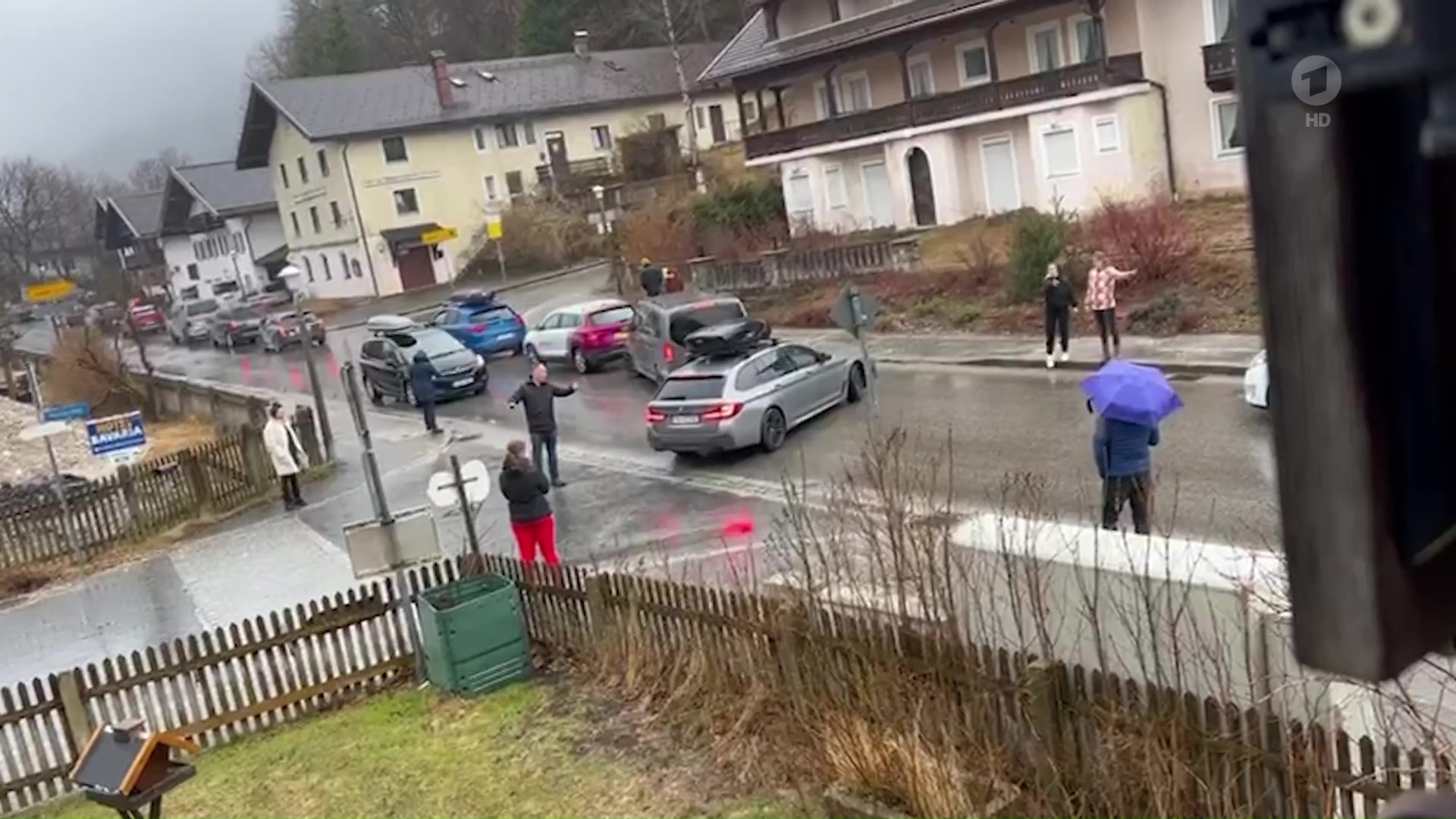 Autos stehen im Stau in Mittenwald