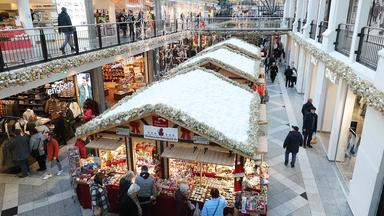 Kunden in einem Einkaufscenter.