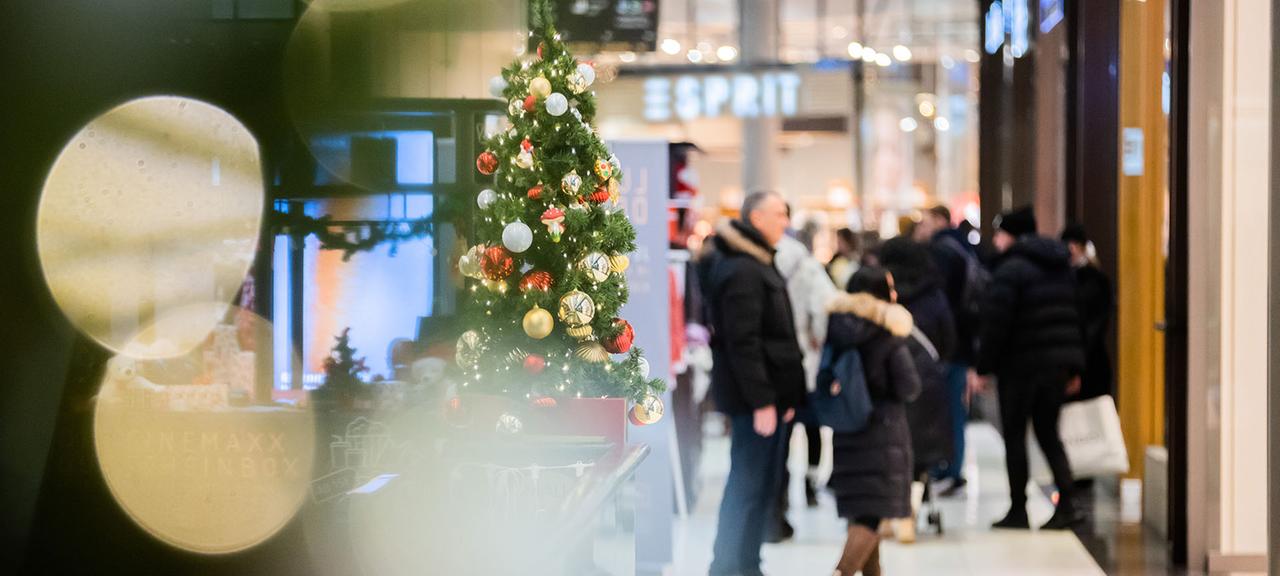 Menschen gehen am verkaufsoffenen Sonntag durch ein Einkaufszentrum am Potsdamer Platz. (Quelle: dpa/Christoph Soeder)