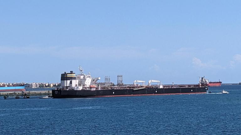 Tanker "Calida" im Ölhafen von Augusta.