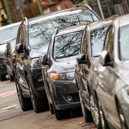 Ein SUV parkt in einer Reihe mit anderen Autos