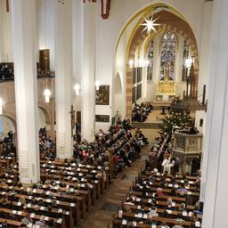 Gläubige sitzen während des Weihnachtsgottesdienstes in der Thomaskirche in Leipzig