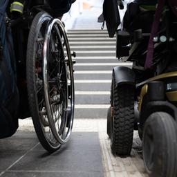 Symbolbild: Zwei Rollstuhlfahrer vor einer Treppe. Die Kreuznacher Diakonie hat in einer ihrer Einrichtungen für Menschen mit Behinderungen falsch abgerechnet. 