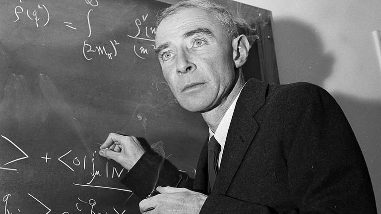 J. Robert Oppenheimer schreibt an eine Tafel. (Archiv: 1957)