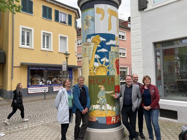 Patricia Potrykus (v. l.), Moritz Götze, Hans-Peter Kopp, Wolfgang Reinbold und Carmen Lötsch bei der Präsentation der Litfaßsäule vor dem Salmen | Foto: gro