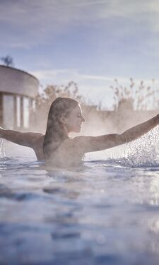 Frau im beheizten Außenpool