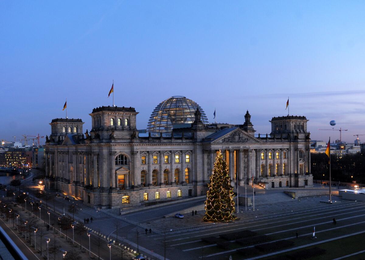  Weihnachtsbaum auf der Westseite des Reichstagsgebäudes, Sitz des Deutschen Bundestages.; Weihnacht, Weihnachten, Baum, geschmückt., Gebäude, Kuppel, Deutscher Bundestag, Aussenansicht, Abendhimmel, Stimmung, Weihnachtsstimmung.