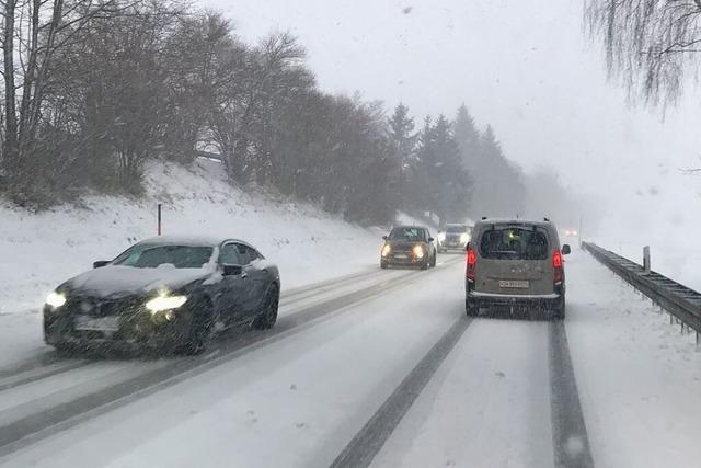 Schneeflle behindern Verkehr auf der B31 und im Schwarzwald