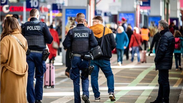 Vorfall am Stuttgarter Hauptbahnhof: Nach Kontrolle in S-Bahn: 22-Jährige greift Prüfpersonal an