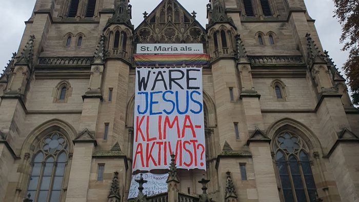 Protestaktion in Stuttgart-Süd: Klima-Kletterer hängen Botschaft an St. Maria Kirche