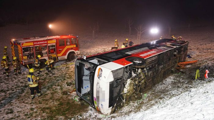 Busunfall bei Hemmingen: Eine Stunde lang eingeklemmt – wie die Rettung einer Passagierin gelang