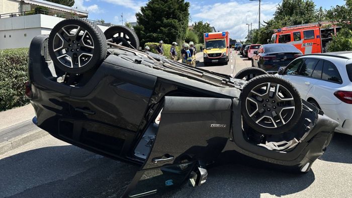 Unfall in Stuttgart-Heumaden: Auto landet auf Dach - 50.000 Euro Schaden