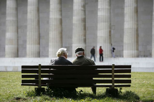 Themenbild Senioren - Fotografie - Eine Frau und ein Mann im Seniorenalter auf einer Bank