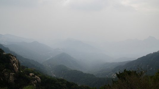 In Wolken verhangenes Gebirge