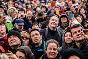 menschen , gesichter , mann , frauen , augen , kopf , gesichtsausdruck , spannung , neugier , ausdruck , mimik , fotografieren , menschenmenge , emotion , gefühl