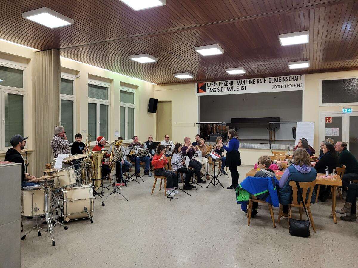 Die jungen Musiker der JOMi Pellenz bei ihrer Weihnachtsfeier, unterstützt vom Musikzug Plaidt und dem Musikverein Kruft.  Foto: privat