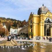 Tschechien, Böhmisches Bäderdreick bekannt für seine Thermalquellen, James Bond, Filmkulisse und die Idee, UNESCO Weltkulturerbe „Great Spas of Europe“ zu werden? Berühmte Kurorte wie Karlsbad, Marienbad und Franzensbad. Historische Kurstädte und Modebäder, perfekt für eine entspannte Städtereise nach Westböhmen um Wellness, Spa und Geschichte zu erleben. #Weltkulturerbe #Spa #Thermalquellen #Urlaub #Tschechien