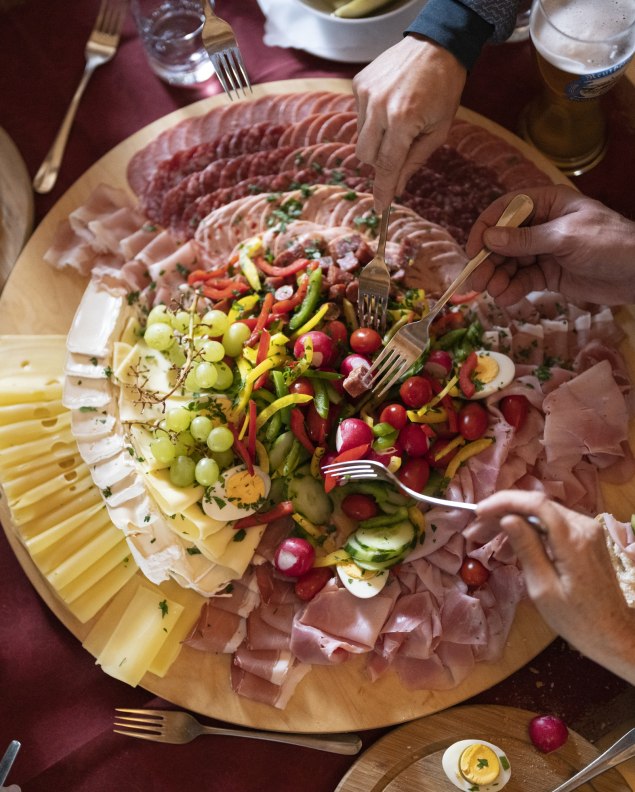 Eine Brotzeitplatte mit typischen Spezialitäten aus der Region, © Alpenwelt Karwendel | kreativ-instinkt.de