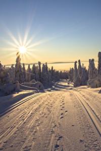 Hintergrundbilder Finnland Lappland Landschaft Morgendämmerung und Sonnenuntergang Wege Winter Landschaftsfotografie Sonne Lichtstrahl Schnee