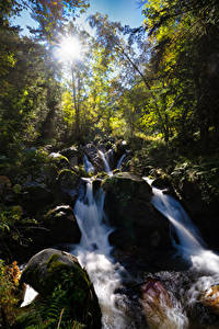 Desktop hintergrundbilder Andorra Wasserfall Steine Bach Sonne Natur