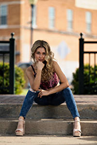 Hintergrundbilder Sitzen Bein Jeans Unterhemd Blick Blondine Daisy Mädchens