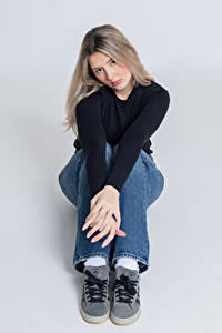 Hintergrundbilder Blond Mädchen Sitzen Jeans Sweatshirt Starren Marlene junge frau