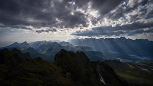 Bilder Norwegen Berg Wolke Lichtstrahl  Natur