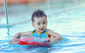 Fotos Wasser Jungen Schwimmbecken Blick Schwimmen kind