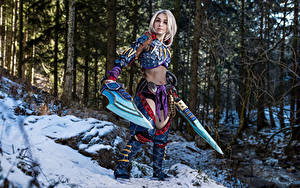 Bureaubladachtergronden Bossen Mikhail Davydov photographer Poseren Een harnas Zwaard Sneeuw Cosplay Monster Hunter, Nargacuga Armor jonge vrouw Computerspellen Fantasy