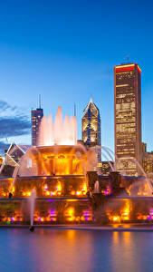 Fotos USA Wolkenkratzer Springbrunnen Abend Chicago Stadt Buckingham fountain Städte