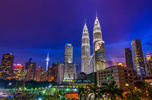 Papel de Parede Desktop Malásia Edifício Arranha-céus Noite Arecaceae Kuala Lumpur Cidades