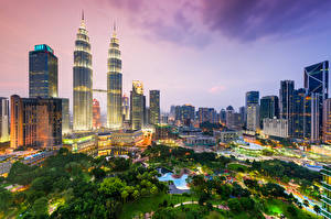 Hintergrundbilder Malaysia Gebäude Wolkenkratzer Park Nacht Kuala Lumpur