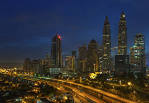 Hintergrundbilder Malaysia Wolkenkratzer Straße Nacht Kuala Lumpur