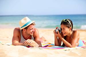 Papel de Parede Desktop Homem Praia Areia Chapéu Óculos Dois Câmera Fotógrafo Meninas