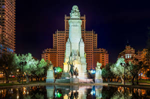 Fotos Spanien Madrid Haus Denkmal Skulpturen Springbrunnen Palast Nacht Straßenlaterne Palacio Real de Madrid