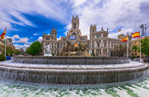 Fotos Spanien Madrid Gebäude Springbrunnen Skulpturen Wasser Flagge Cybeles Square