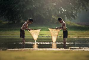 Fotos Asiatische Wasser 2 Jungen Shorts Nass Kinder