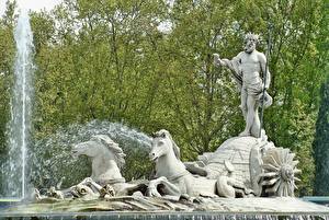 Bilder Madrid Spanien Springbrunnen Skulpturen Pferd Mann Krone Neptune Städte