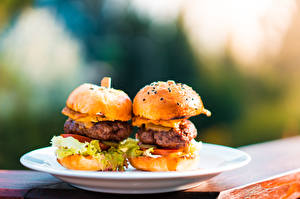 Tapety na pulpit Hamburger Bułeczki Fast food Kotlety mielone Bokeh Talerz