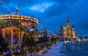 Papel de Parede Desktop Rússia Moscovo Ano-Novo Templo Tarde Praça da cidade Luzes de Natal Árvore de Natal Neve St. Basil's Cathedral Cidades